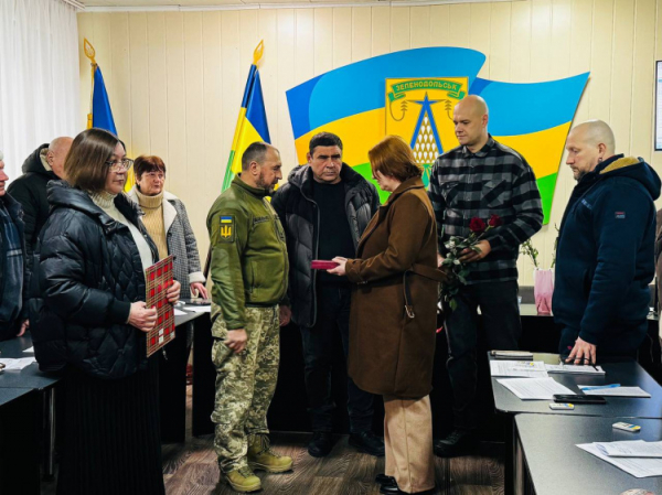 Вручення нагороди - фото Зеленодольська територіальна громада