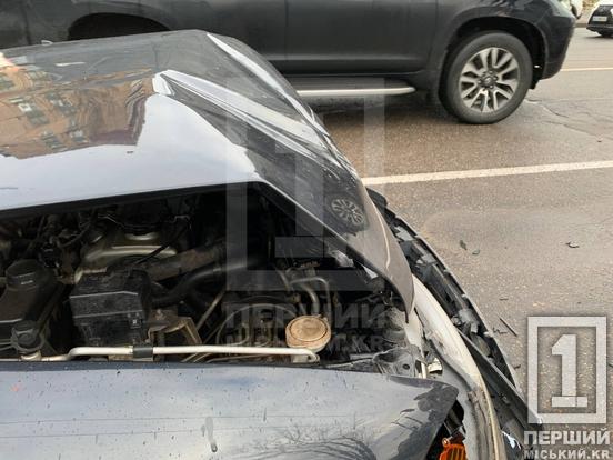 На проспекті Миру Mitsubishi «наздогнав» Volkswagen перед світлофором1