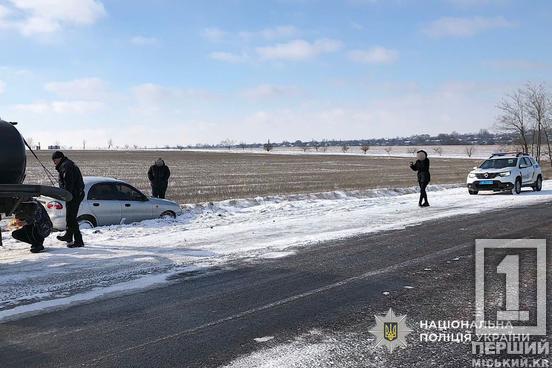 Не лишили сам на сам з бідою: на Криворіжжі поліцейські витягли авто зі снігово-льодової ями3