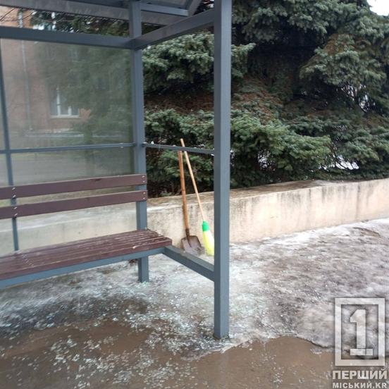Не простояла й трьох місяців: у Кривому Розі вандали розтрощили нову зупинку1