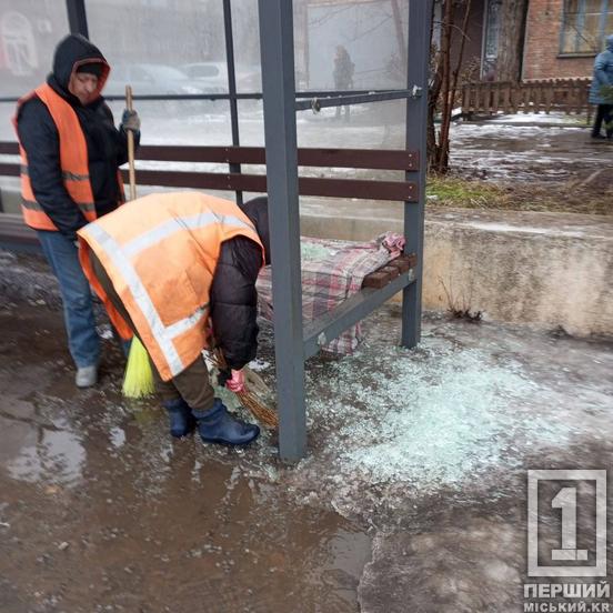 Не простояла й трьох місяців: у Кривому Розі вандали розтрощили нову зупинку2