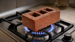 Обігрів цеглою на газовій плиті: фахівці застерігають від небезпечного «лайфхаку»0