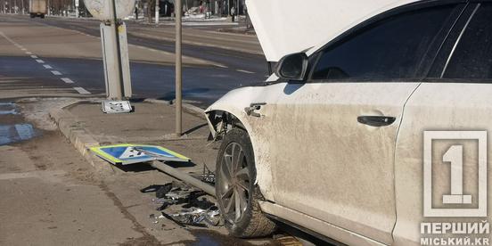 Обрав «дешевше» ДТП: біля Спасівської Hyundai влетіла у відбійник та знесла знак2