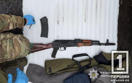 Пакунок мав піти за 2 тис доларів: на Дніпропетровщині чоловік намагався продати автомат біля ТЦ