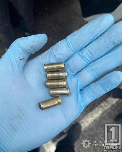 Пакунок мав піти за 2 тис доларів: на Дніпропетровщині чоловік намагався продати автомат біля ТЦ1