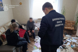 Пекло за дверима: у Дніпрі батьків-вихователів підозрюють у систематичних катуваннях дітей1