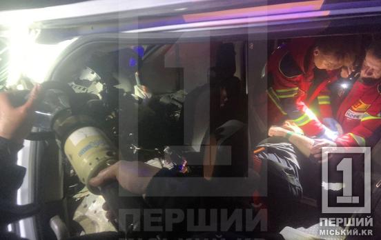 Пішов на обгін біля «зебри»: у Широкому водія вирізали з понівеченого авто після жорсткої ДТП