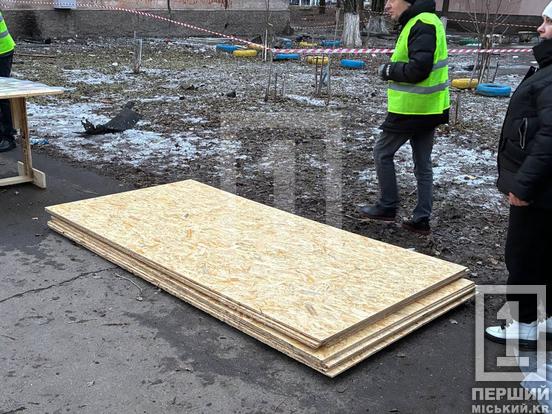 Пробитий дах багатоповерхівки та двоє поранених: ворог атакував Кривий Ріг «шахедами»7