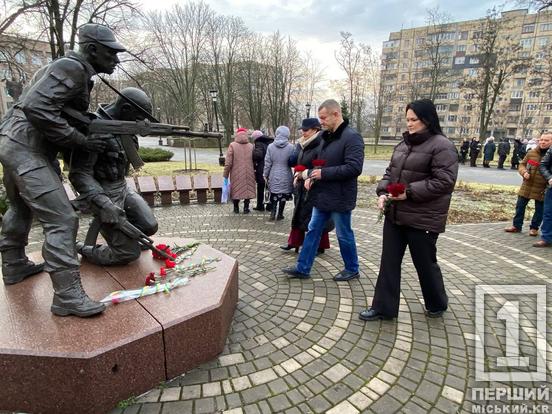 Шануємо мужність і пам’ять воїнів: у Кривому Розі відбулося покладання квітів3