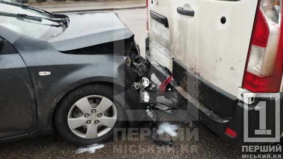 Слизький асфальт і зім’ятий метал: на Вільної Ічкерії KIA наздогнала Renault1