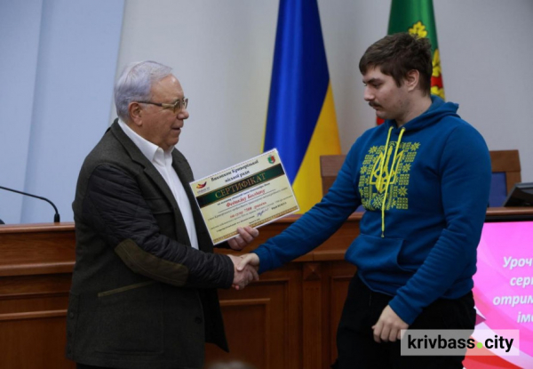 Студентів Кривого Рогу відзначили за досягнення у навчанні іменними стипендіями1