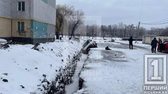 У Кривому Розі автівка Укрпошти перекинулася в яму через ожеледицю2