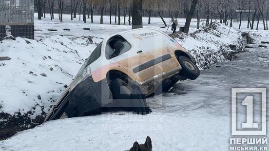 У Кривому Розі автівка Укрпошти перекинулася в яму через ожеледицю3