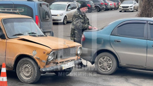 У Кривому Розі на дорозі не розминулися два легкових авто0