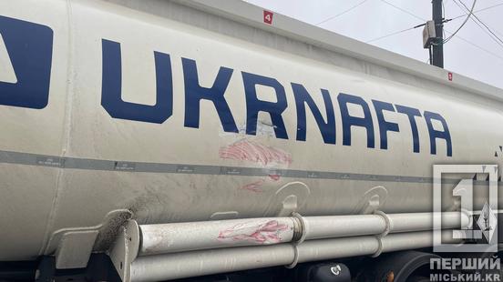 У Кривому Розі на перехресті зіткнулися дві вантажівки через трамвай, що зійшов із рейок2