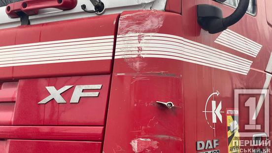 У Кривому Розі на перехресті зіткнулися дві вантажівки через трамвай, що зійшов із рейок1