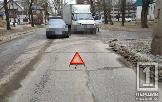 У Кривому Розі «притерлися» легковик та вантажівка: деталі зіткнення