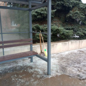 У Кривому Розі вандали розбили нову зупинку громадського транспорту1