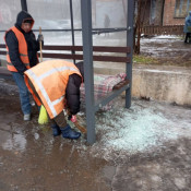 У Кривому Розі вандали розбили нову зупинку громадського транспорту2