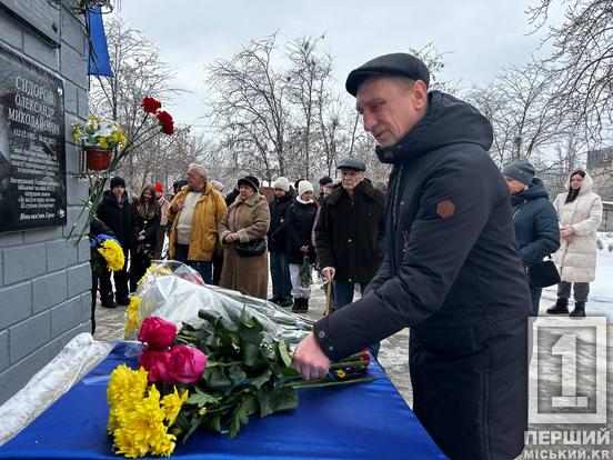 У Кривому Розі відкрили меморіальну дошку старшому лейтенанту Владиславу Боженку: він загинув, евакуюючи тіло побратима2