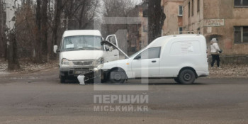 У районі Трампарку мікроавтобус врізався у фургон: огляд закривало дерево0