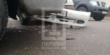 У районі Трампарку мікроавтобус врізався у фургон: огляд закривало дерево1