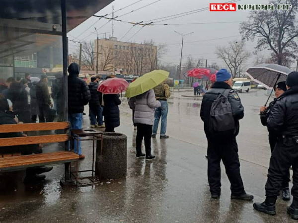 Пасажири під дощем на зупинці на пл. Визволення в Кривому Розі