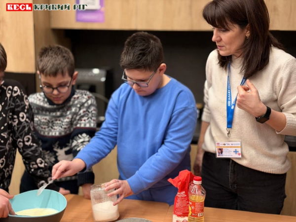 Дітей вчили готувати млинці волонтери Карітас Кривий Ріг