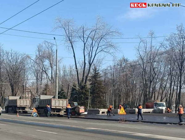 Прибирання комунальниками території на пр. Миру в Кривому Розі