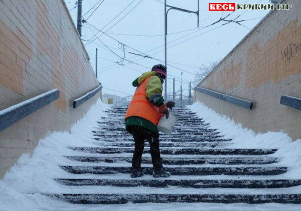 Посипка сходинок підземного переходу на 95 кварталі в Кривому Розі