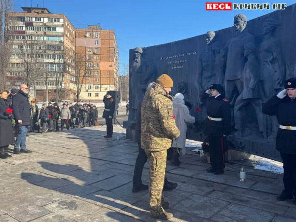 Покладання квітів до Монументу Перемоги в День визволення Кривого Рогу