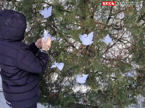 Паперових ангелів виготовили учні Криворізької гімназії №116