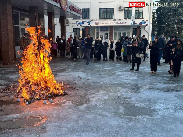 Опудало зими спалили перед ПК Центральний в Кривому Розі
