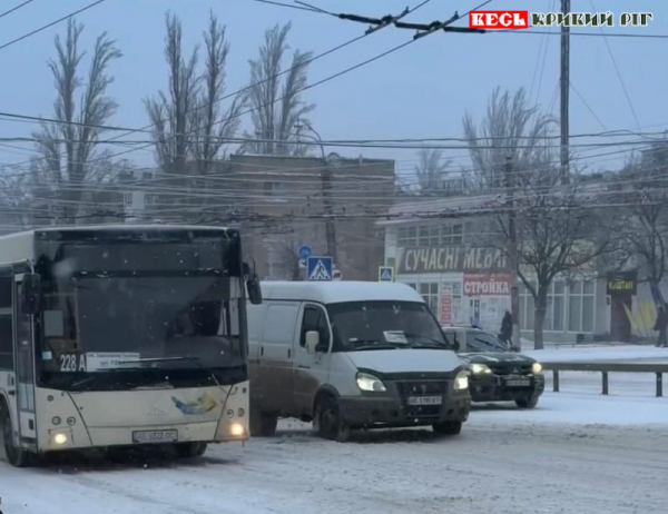 Транспорт рухається повз засніжений 173 квартал в Кривому Розі