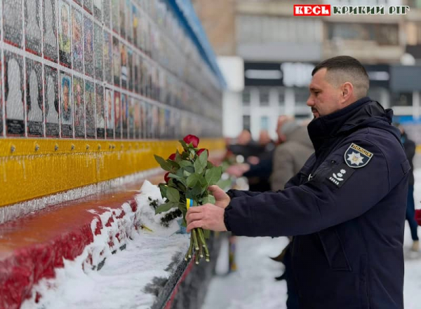 Покладання квітів на честь Небесної Сотні до Меморіалу на 95 кварталі в Кривому Розі