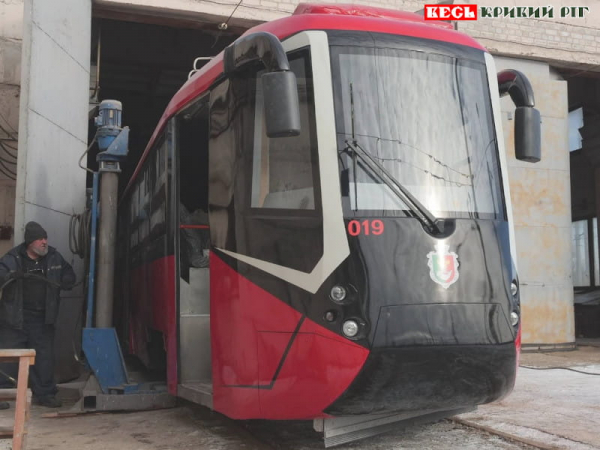 Капітально відремонтований вагон трамвая в депо в Кривому Розі