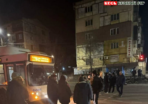 Учасники мітингу перекрили рух вул. В. Великого в Кривому Розі в р-ні &laquo;вічного вогню&raquo;