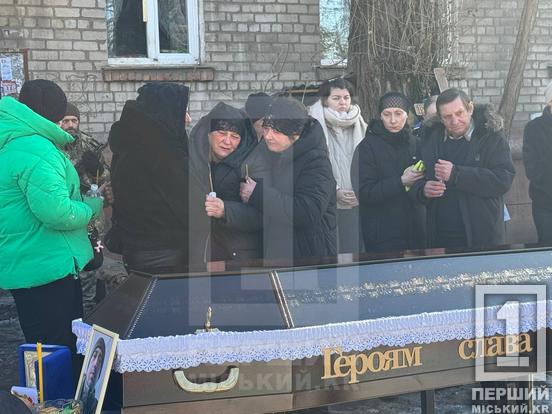 «Волелюбний, сміливий і чесний»: Кривий Ріг провів в останню земну дорогу загиблого захисника Анатолія Сковородка5