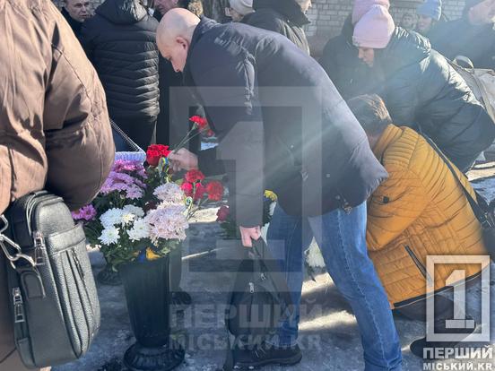 «Волелюбний, сміливий і чесний»: Кривий Ріг провів в останню земну дорогу загиблого захисника Анатолія Сковородка4