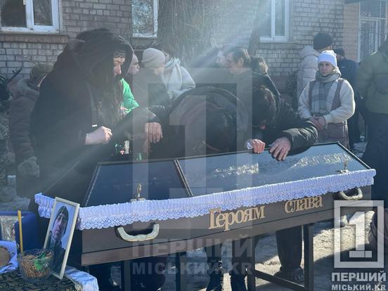 «Волелюбний, сміливий і чесний»: Кривий Ріг провів в останню земну дорогу загиблого захисника Анатолія Сковородка3