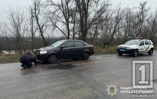 Застряг посеред траси: поліцейські Криворіжжя врятували водія на дорозі