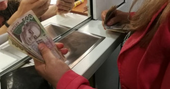 Жительку Дніпропетровщини судитимуть за шахрайство: жінка таємно оформлювала кредити на своїх батьків0