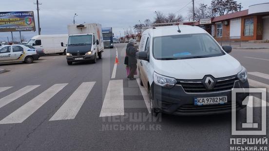 Аварія біля ринку: Renault збив жінку на переході1
