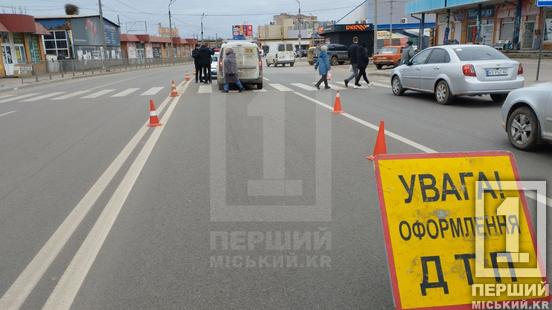 Аварія біля ринку: Renault збив жінку на переході2