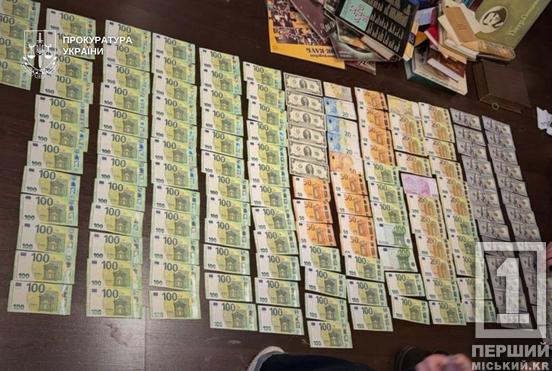 Автомат – поштою, гранати й шаблі – у гаражі: на Дніпропетровщині двоє рецедивістів збували зброю через онлайн-аукціон2