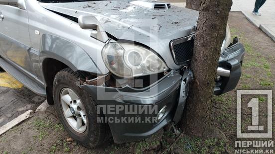 Біля шахти «Ювілейна» позашляховик збив жінку на переході та влетів у ялинку