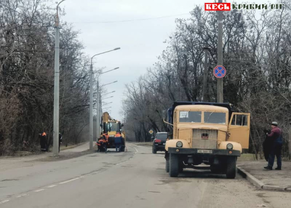 Дорожні робітники поблизу Центрального кладовища в Кривому Розі