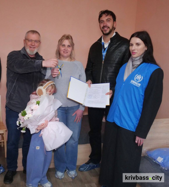 Ключі від нового життя: як у Кривому Розі допомагають із житлом для переселенців