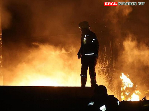 Рятувальники приборкують пожежу після удару БПЛА на Дніпропетровщині