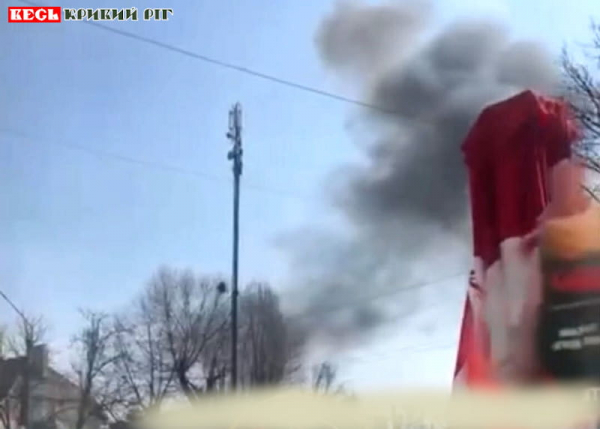 Після прильоту шахеда по підприємству в Кривому Розі здіймається дим